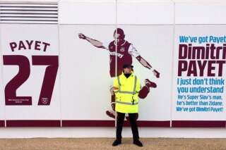Un steward pour garder une photo de Dimitri Payet (à qui les supporters de West Ham en veulent beaucoup)