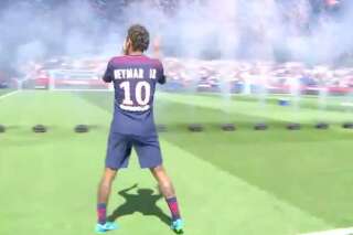 Neymar au PSG: les images de l'arrivée triomphale de la star brésilienne sur la pelouse du Parc des Princes