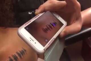 Elle se fait tatouer les ondes d'un message vocal de sa grand-mère décédée