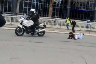 Gilets jaunes: un policier à moto a-t-il renversé une manifestante lors de l'acte XVII?