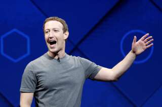 Zuckerberg a tenu la promesse faite à sa mère en recevant son diplôme d'Harvard