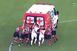 Au Brésil, les joueurs de ces deux équipes rivales se sont alliés pour pousser une ambulance en panne