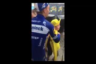 Julian Alaphilippe a donné son maillot jaune à un petit garçon frigorifié