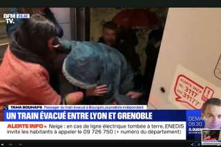 Un train SNCF Grenoble-Lyon, immobilisé par la neige, évacué en pleine voie