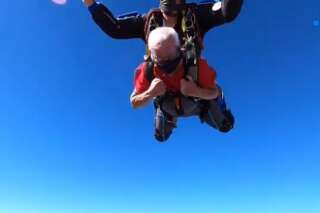 Il fête ses 95 ans avec un saut en parachute