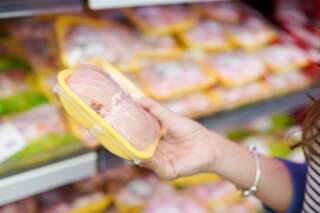 Des escalopes de poulet gorgées d'eau vendues à des associations par centaines de tonnes