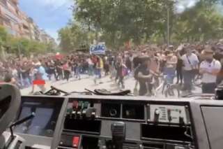 Au Chili, les manifestants applaudissent les pompiers et leur déblaient les rues