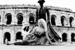 Contre la corrida, Pamela Anderson brandit un taureau en sang devant les arènes de Nîmes