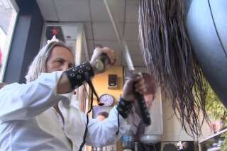 Ce coiffeur espagnol vous coupe les cheveux au katana