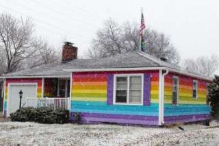 Habitant en face d'une église homophobe, il peint sa maison aux couleurs du drapeau gay