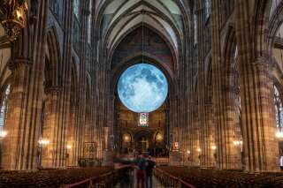 À Strasbourg, une gigantesque lune lévite dans la cathédrale