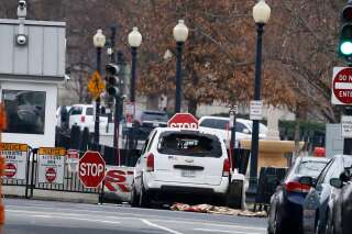 Un véhicule heurte une barrière de sécurité devant la Maison Blanche
