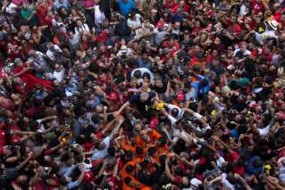 Les incroyables images de Lula porté par la foule avant son incarcération