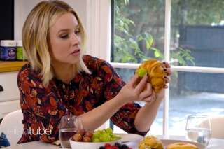 L'allaitement expliqué par Kristen Bell avec un croissant et un raisin