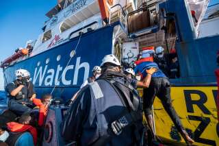 Le bateau de sauvetage de migrants Sea-Watch de MSF immobilisé par l'Italie
