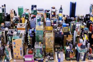 Cet artiste reconstitue la ville de Manhattan avec des résidus électroniques