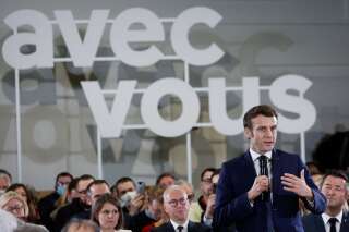 Macron moqué pour son débat (pas spontané du tout) à Poissy