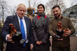 Ukraine: À Kiev, Boris Johnson reçoit un coq en céramique fort de sens