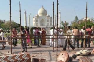 Deux piliers de l'entrée du Taj Mahal s'effondrent après une violente tempête