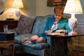 La première ministre écossaise s'est-elle inspirée d'une célèbre photo de Thatcher pour troller Theresa May?