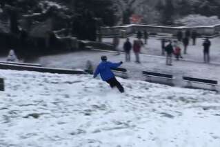 Avec la neige à Paris, la Butte Montmartre s'est transformée en véritable piste de ski