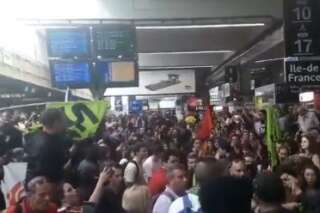 Grève SNCF: Des centaines de cheminots envahissent la gare Montparnasse