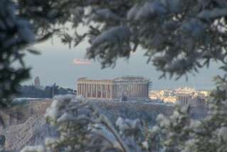 Athènes est sous la neige et les écoliers sont ravis
