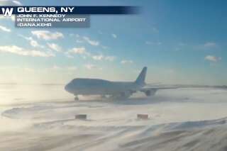 La tempête de neige aux États-Unis paralyse l'aéroport JFK à New-York et laisse des milliers de personnes sans avion
