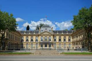 Versailles: la mort d'un ouvrier de 68 ans sur le toit de la préfecture des Yvelines scandalise