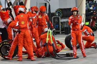 GP de Bahreïn: Räikkönen renverse l'un de ses mécaniciens Ferrari