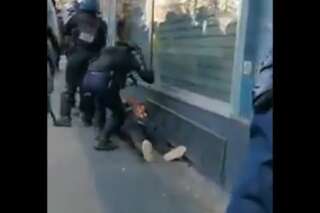 Gilets jaunes: un manifestant frappé à terre par un policier à Paris, l'IGPN saisi