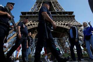 Un homme armé d'un couteau arrêté en tentant de forcer la sécurité de la tour Eiffel