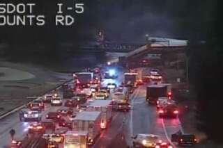 Un train déraille et tombe sur une autoroute dans l'État de Washington, au moins 3 morts et 100 blessés