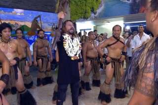 Bob Sinclar s'essaie au haka à Tahiti (et c'est pas trop ça)