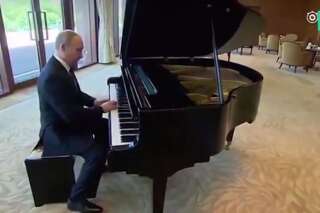 Vladimir Poutine joue du piano en attendant le président chinois