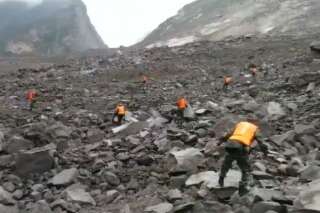 Les images de l'énorme glissement de terrain qui a enseveli plus de 120 personnes en Chine