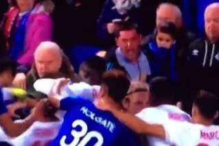 Everton-Lyon: ce supporter anglais participe à une bagarre générale... avec son fils dans ses bras