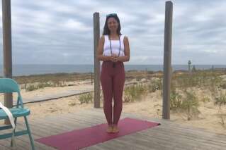 Les postures de yoga de Natasha St-Pier pour voyager sereinement