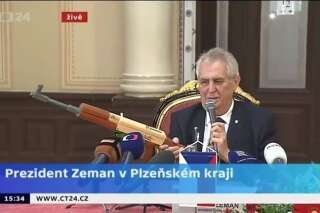 Le président tchèque Miloš Zeman brandit une réplique de Kalachnikov 