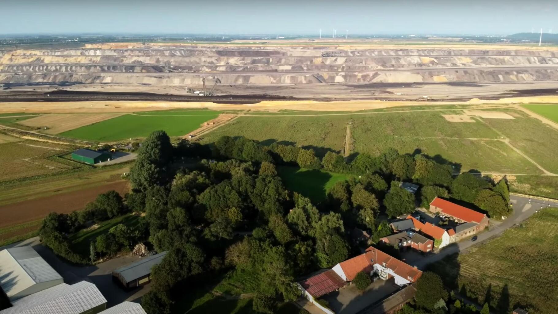 In Deutschland verschlingt eine Kohlemine Dörfer