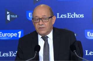 Jean-Yves Le Drian vole au secours de François Hollande accusé d'avoir violé le secret défense
