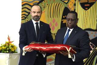 Au Sénégal, Philippe a remis un sabre très symbolique au président