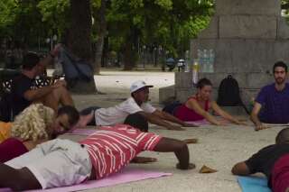 Les sans-abri de Rio de Janeiro ont droit à des cours de yoga gratuits