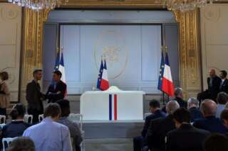 Macron derrière un bureau pour son allocution comme De Gaulle et Pompidou