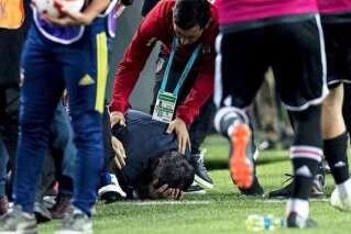 À Istanbul, l'entraîneur du Besiktas évacué d'urgence après un match qui dégénère, son crâne recousu avec des agrafes