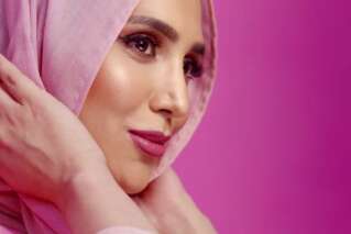 Amena Khan, la mannequin voilée choisie par L'Oréal pour une pub de shampoing