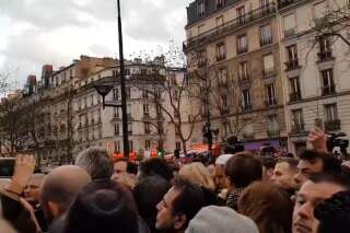 Marche blanche: les images de la Marseillaise entonnée devant l'immeuble de Mireille Knoll