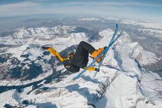 À la Clusaz, le skieur Fred Frugen saute d'une montgolfière pour atterrir sur les pistes