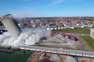 La démolition de ce silo au Danemark ne s'est pas passée comme prévu