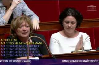 La députée Jeanine Dubié très émue par l'adoption de son amendement, au lendemain du décès de sa collaboratrice